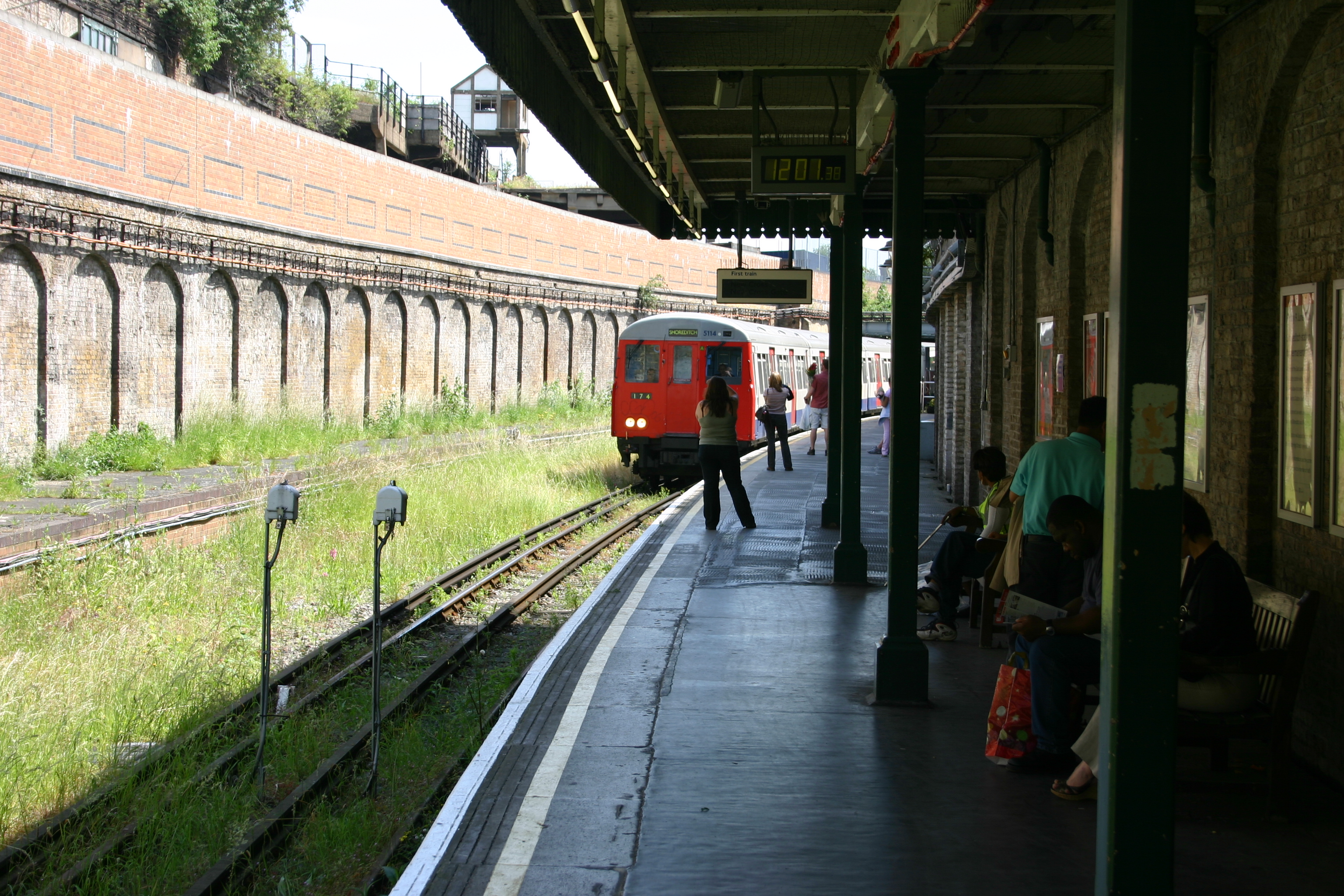 Shoreditch station platform, 4 Jun 2006